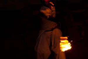 Chitwan. Wieczór kulturalny zorganizowany przez ludność Tharu. Taniec z ogniem.