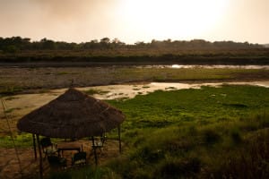 Chitwan. Wieczorny relaks nad rzeką w czasie zachodzącego słońca.